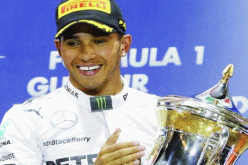 بالصور.. هاميلتون بطل الفورمولا 1  يُداعب نمرًا ضخمًا