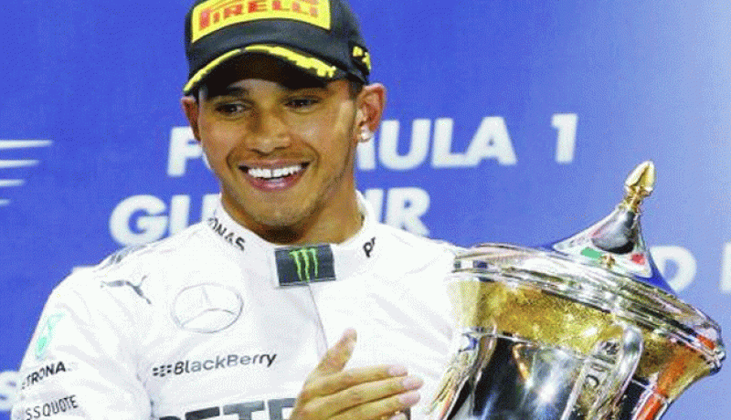 بالصور.. هاميلتون بطل الفورمولا 1  يُداعب نمرًا ضخمًا