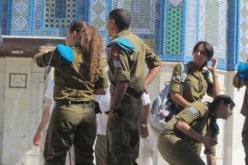 مجندات اسرائيليات بلباسهن العسكري يقتحمن باحات المسجد الاقصى