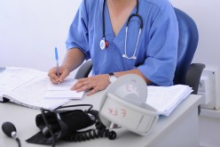 طـبـيـب مـزيّف ينصب على موظفات ويسلبهـن 200 ملـيون سنتيم بعد إيهامهـن بالزواج