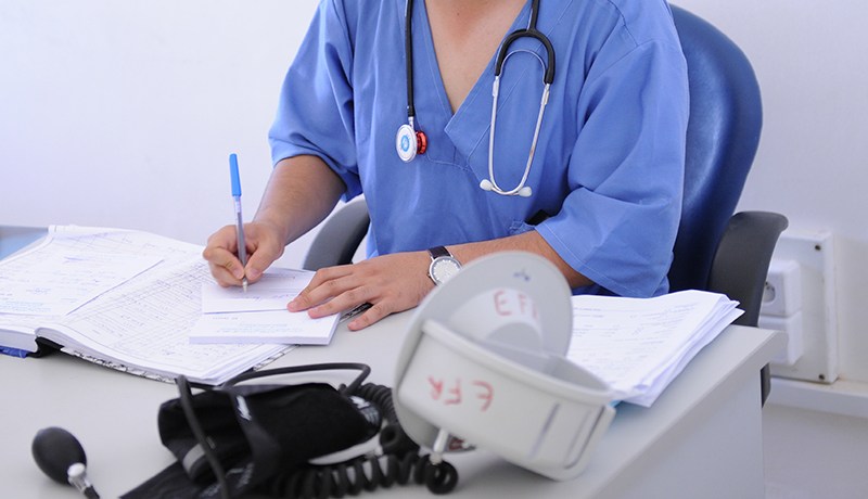 طـبـيـب مـزيّف ينصب على موظفات ويسلبهـن 200 ملـيون سنتيم بعد إيهامهـن بالزواج