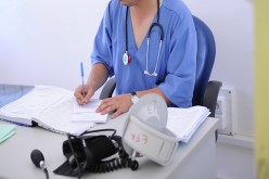 طبيب أمراض عقلية يحول عيادته  إلى سوق لبيع وصفات المهلوسات