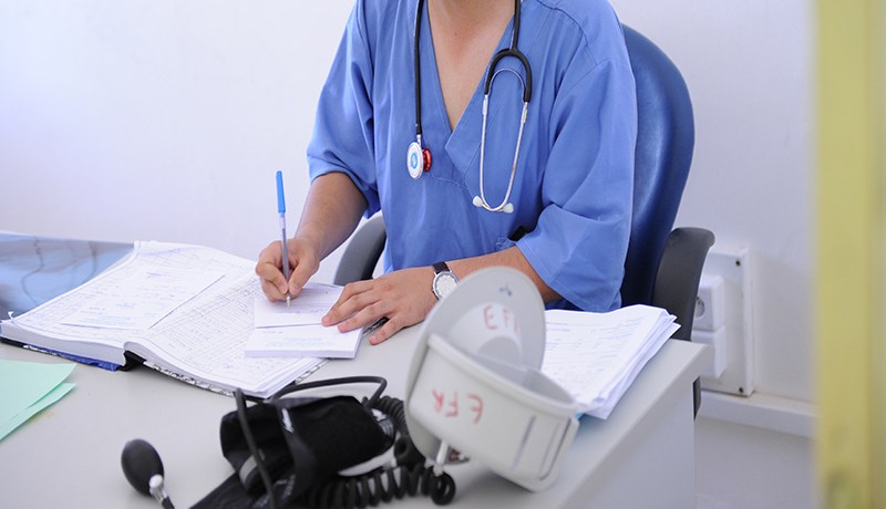 طبيب أمراض عقلية يحول عيادته  إلى سوق لبيع وصفات المهلوسات