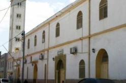 إمام يبيع هبات المتطوعين لبيت الله في المزاد