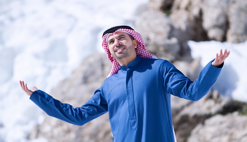 منشد إماراتي مشهور يصور أغنية حول العنوسة في العالم العربي بجبال تيكجدة