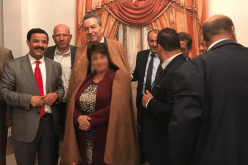 صورة بن يونس يحضن مناضلة حزبه تُشعل “الفايسبوك”