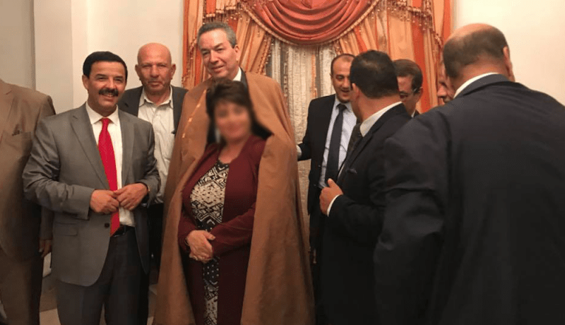 صورة بن يونس يحضن مناضلة حزبه تُشعل “الفايسبوك”