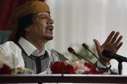 جولة للقذافي في شوارع طرابلس مع آخر غارات الحلفاء