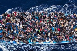 إنقاذ أكثر من 1000 مهاجر غير شرعي بالبحر المتوسط بإيطاليا