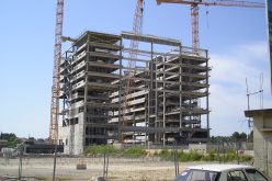 تشييد مبنى إداري من 9 طوابق خارج القانون.. لأن صاحبه نجل زرهوني