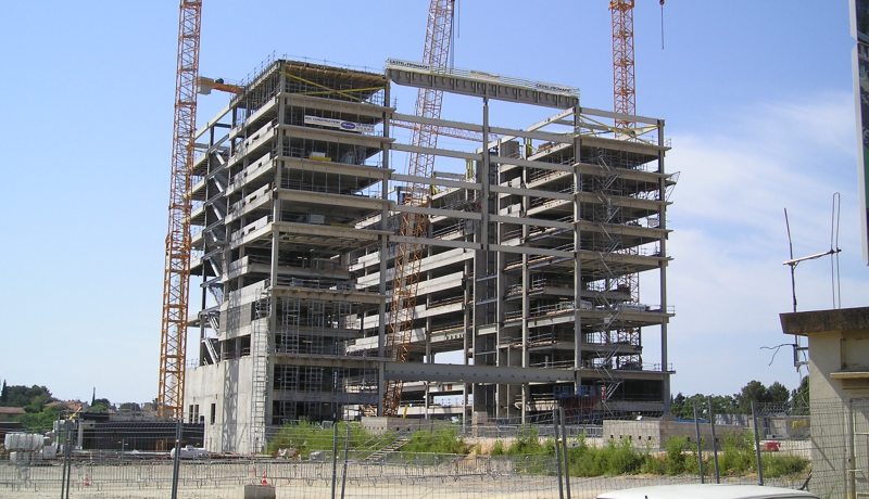 تشييد مبنى إداري من 9 طوابق خارج القانون.. لأن صاحبه نجل زرهوني