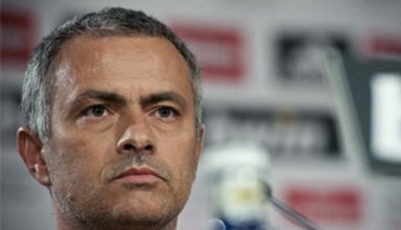 مورينيو يسخر من تفضيل التحكيم لبرشلونة