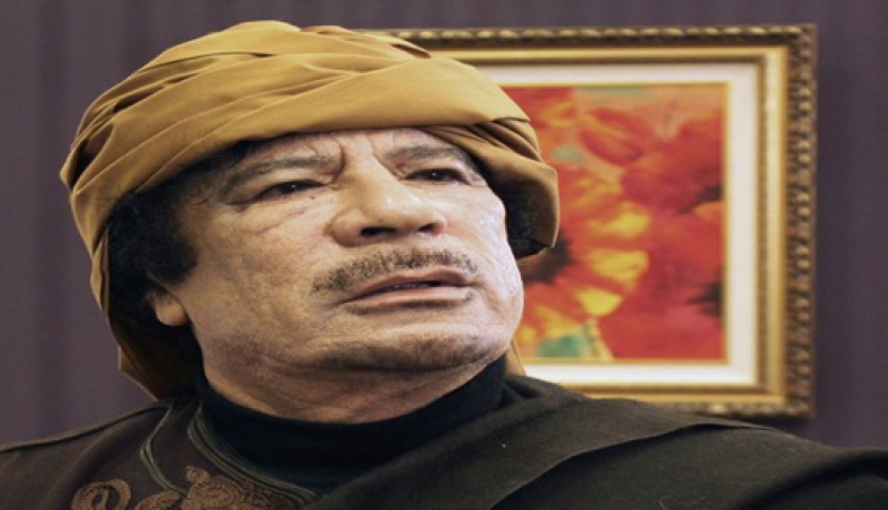 القذافي‮ ‬يدير البلاد بالهاتف ويطبّق مبدأ‮ ‬سارق الدجاج بالقرية