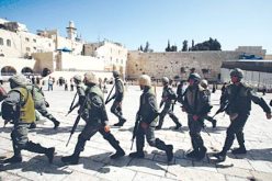 قوات الاحتلال الاسرائيلى تعتقل ثلاثة فلسطينيين فى الخليل جنوب الضفة الغربية