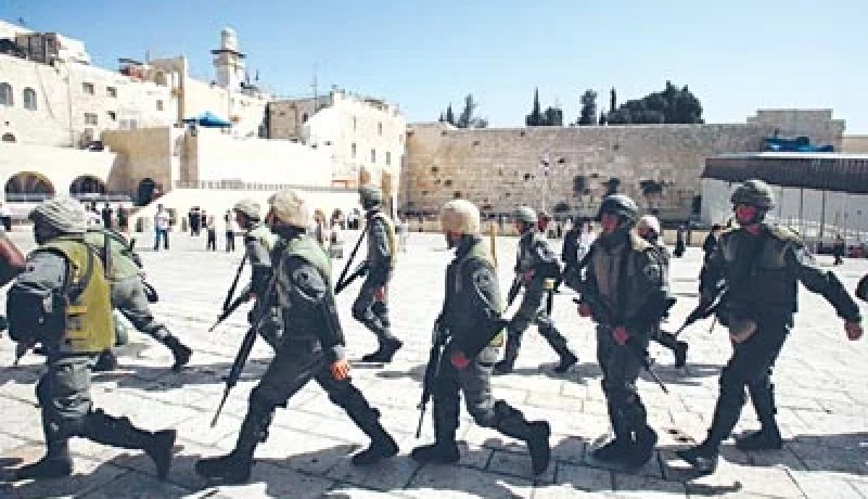 قوات الاحتلال الاسرائيلى تعتقل ثلاثة فلسطينيين فى الخليل جنوب الضفة الغربية