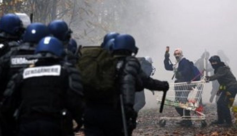 جرح شخصين في صدام بين الشرطة ومعارضين لبناء مطار جديد غرب فرنسا