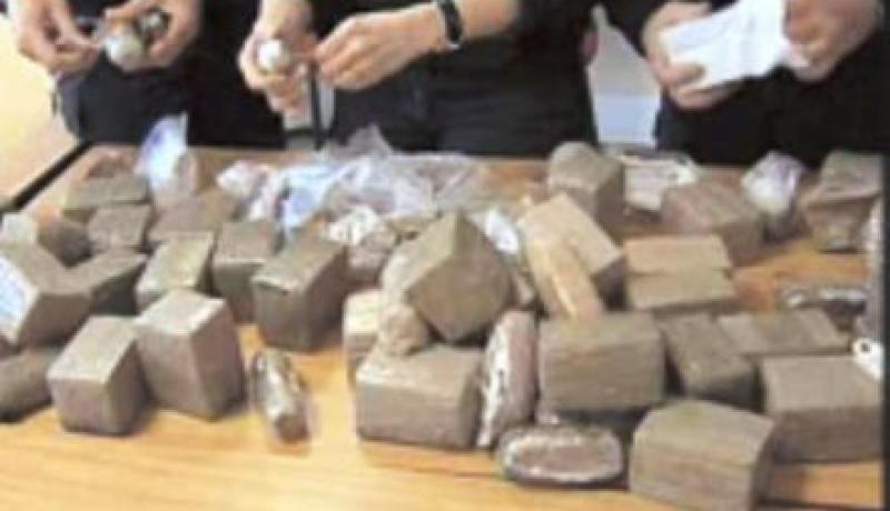 شرطة الحدود بمطار الجزائر توقف معوق حاول تهريب المخدرات في رجله البلاستيكية