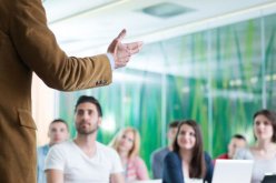 أستاذ جامعي يمنح 20 مليونا لتلميذ بالثانوي…والسبب