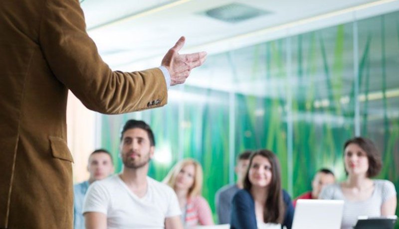 أستاذ جامعي يمنح 20 مليونا لتلميذ بالثانوي…والسبب