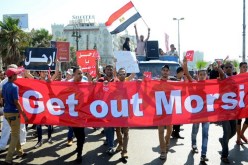 قتيل وعشرات الجرحى أثناء اشتباكات بين مؤيّــدي ومعارضـي مـرسي في مصـر