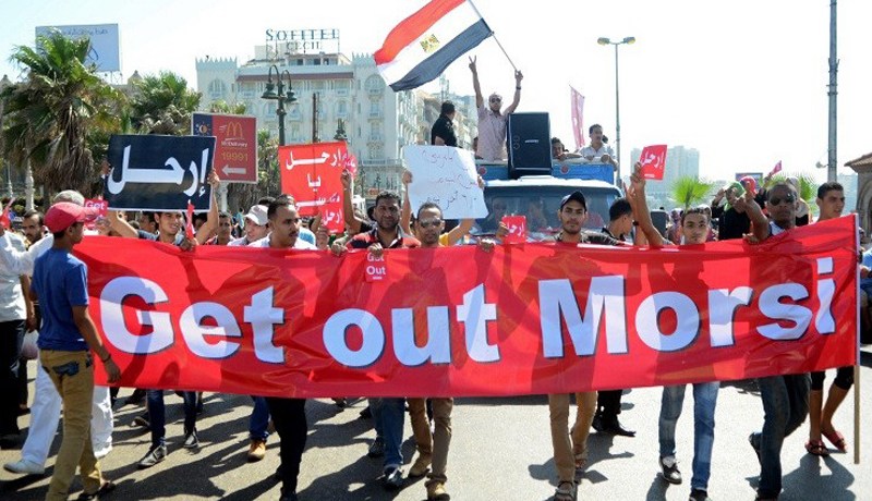 قتيل وعشرات الجرحى أثناء اشتباكات بين مؤيّــدي ومعارضـي مـرسي في مصـر