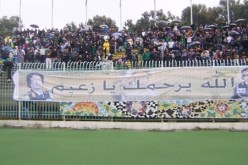 السنافر ‬يرفعون صورة للقذافي‮ ‬طولها ‮02 ‬مترا في‮ ‬ملعب حملاوي‮ ‬بقسنطينة