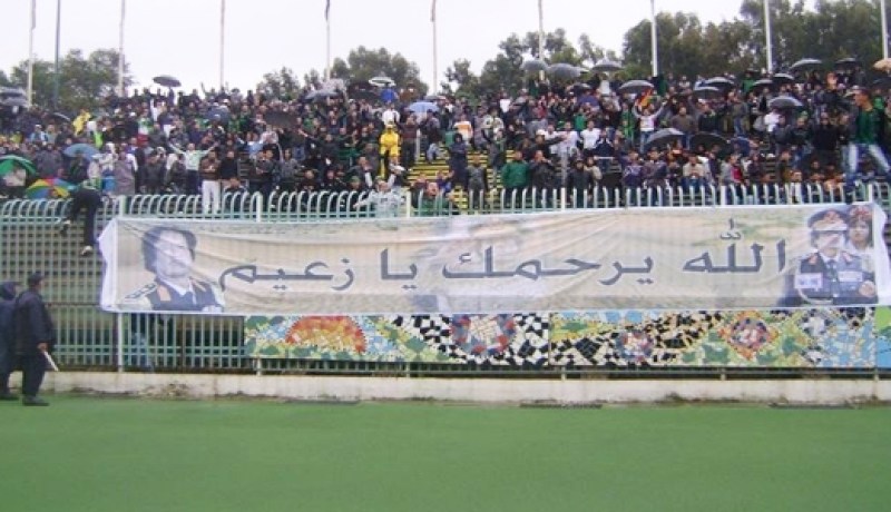 السنافر ‬يرفعون صورة للقذافي‮ ‬طولها ‮02 ‬مترا في‮ ‬ملعب حملاوي‮ ‬بقسنطينة
