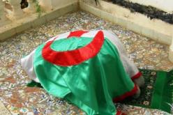 جزائريون يُصلّون بالعلم الوطني ويصومون ويدعون للخضر