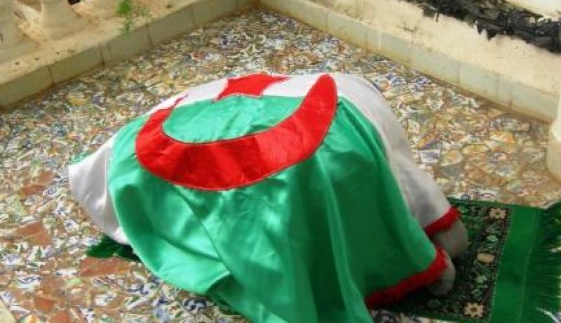 جزائريون يُصلّون بالعلم الوطني ويصومون ويدعون للخضر