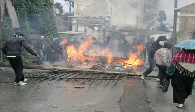 عشرات السكان يقطعون الطريق بحي بوفريزي للمطالبة بترحليهم إلى سكنات جديدة