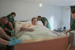 أسمن رجل في العالم يزن ٠380 كيلوغرام ويخدمه 18فردا