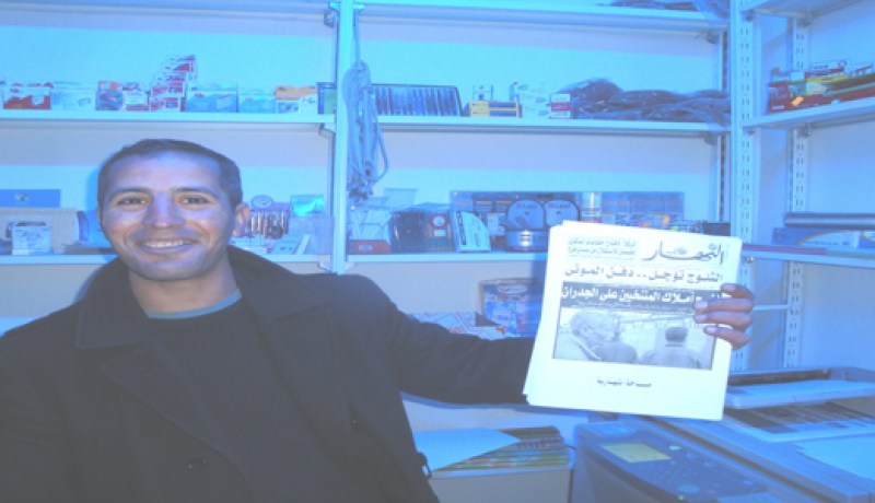 ينسخ ''النهار'' ويبيعها بسعر رمزي