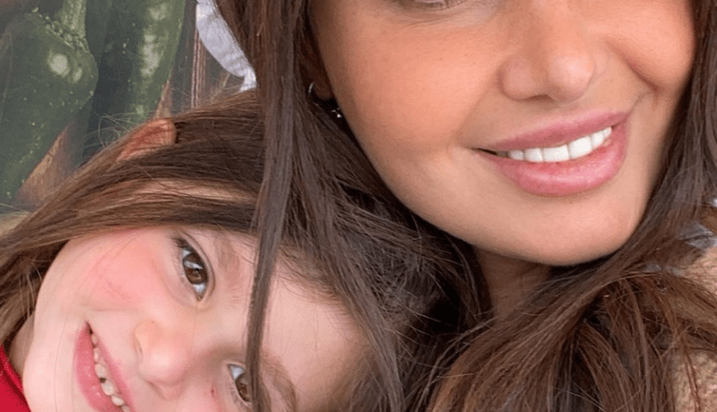 بالفيديو.. حلا شيحا تناقض نفسها وتعرض أطفالها لخطر كورونا!