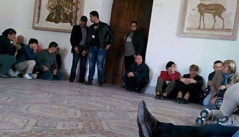 بالفيديو تبادل اطلاق نار بين ارهابيين والأمن التونسي واحتجاز عدد من السياح لمتحف باردو