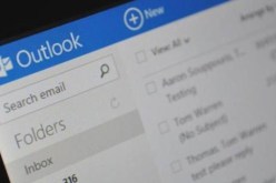 مايكروسوفت توقف دردشتي غوغل وفيسبوك داخل  Outlook