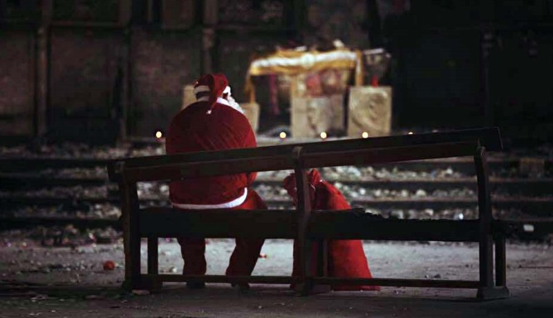 “بابا نويل” في أمريكا يسرق بنكًا ويوزع الأموال على المارة
