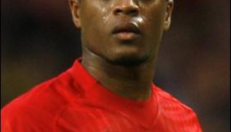 ايفرا: مصافحة سواريز كانت ضرورية احتراما لتاريخ الناديين