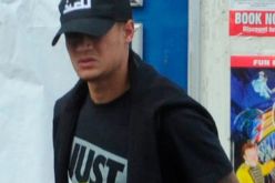 بالصور.. كوتينيو يظهر أخيرا في شوارع ليفربول ويزور حلاقه متخفيا