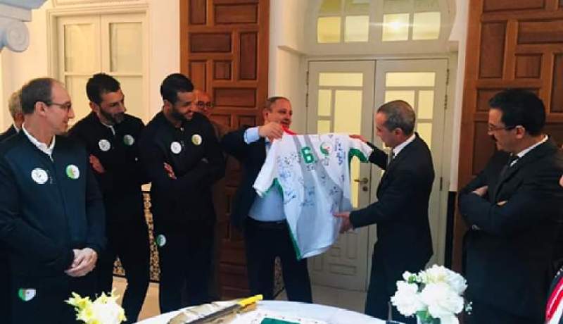 بالصور.. سفير الجزائر بتونس يكرم المنتخب الوطني لكرة اليد