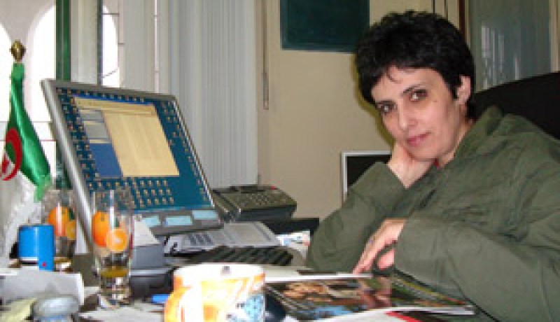 عرفانا لما قامت به لخدمة الصحافة الوطنية في تكريس الخط الاحترافي أكاديمية المجتمع المدني الجزائري تكرم سعاد عزوز رئيسة تحرير “النهار”