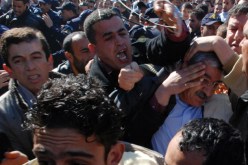 سعدي‮ ‬يطرد ''‬بالبيض والشتائم‮''‬