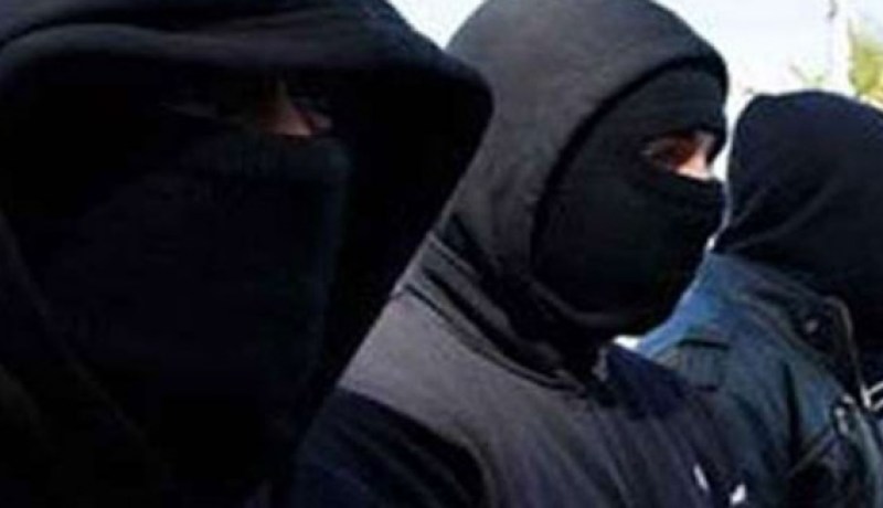 ملثمون يهجمون بسيوفهم على المصطافين في شاطئ مغربي