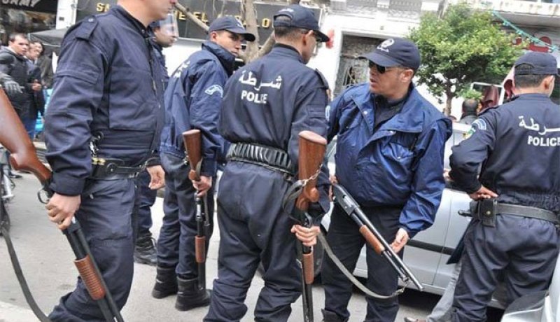 الأمن يداهم منزلا في حيدرة ويوقف شخصية ذات نفوذ بتهمة تهريب أموال للخارج