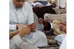 شبّان يلعبون الورق بالمسجد النبوي يشعلون نارمواقع التواصل الإجتماعي