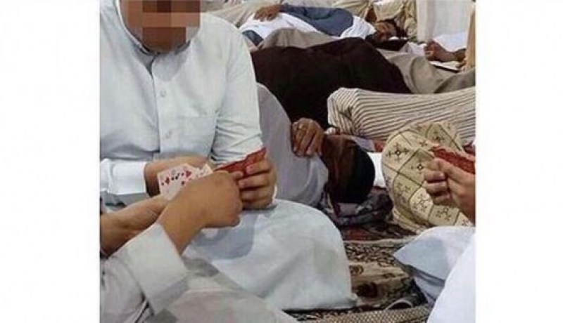 شبّان يلعبون الورق بالمسجد النبوي يشعلون نارمواقع التواصل الإجتماعي