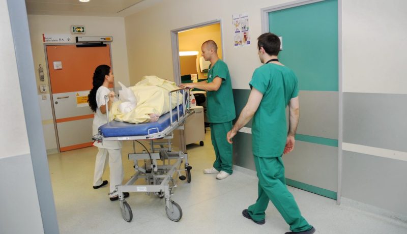 تأميــن فواتيــر التكاليـــف الطبيـــة للمرضــى الجزائريين الذين يعالجون في فرنسا