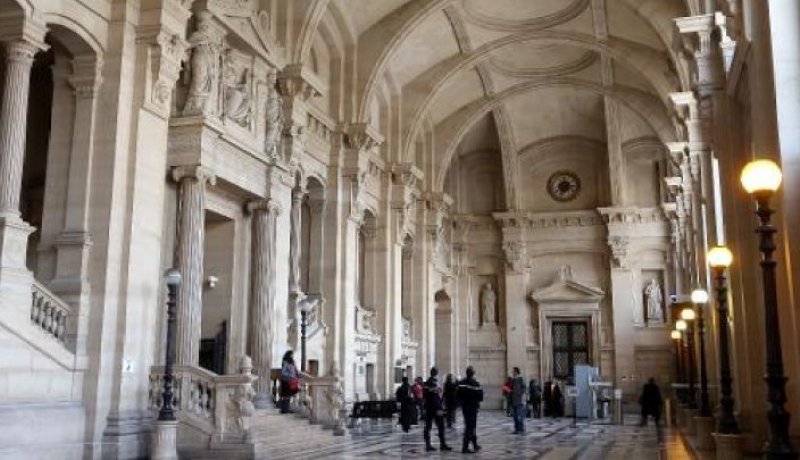 السجن والغرامة لشخص منح طفلا قميصا عليه كلمة جهاد في فرنسا