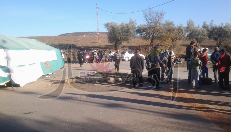 بالصور سكان تاقبالت في تلمسان يصعدون احتجاجهم وينصبون خيمتين للمبيت في العراء