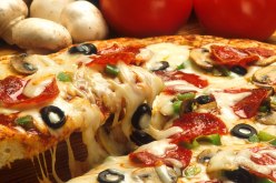 سيدة تتوجه للقضاء لخلع زوجها بسبب “بيتزا”!