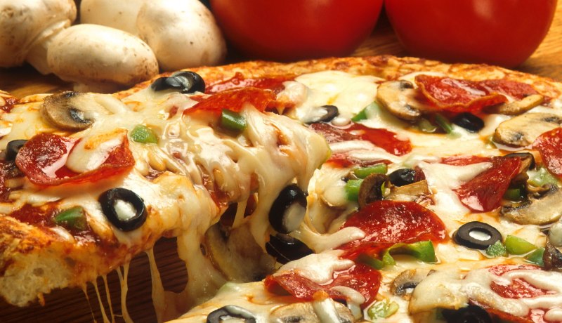 سيدة تتوجه للقضاء لخلع زوجها بسبب “بيتزا”!